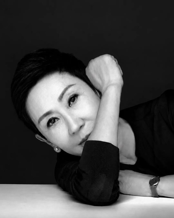 著名电影人施南生去世，因细菌感染引发多重器官衰竭，前夫徐克深夜回应，成龙、舒淇、李冰冰等发文悼念